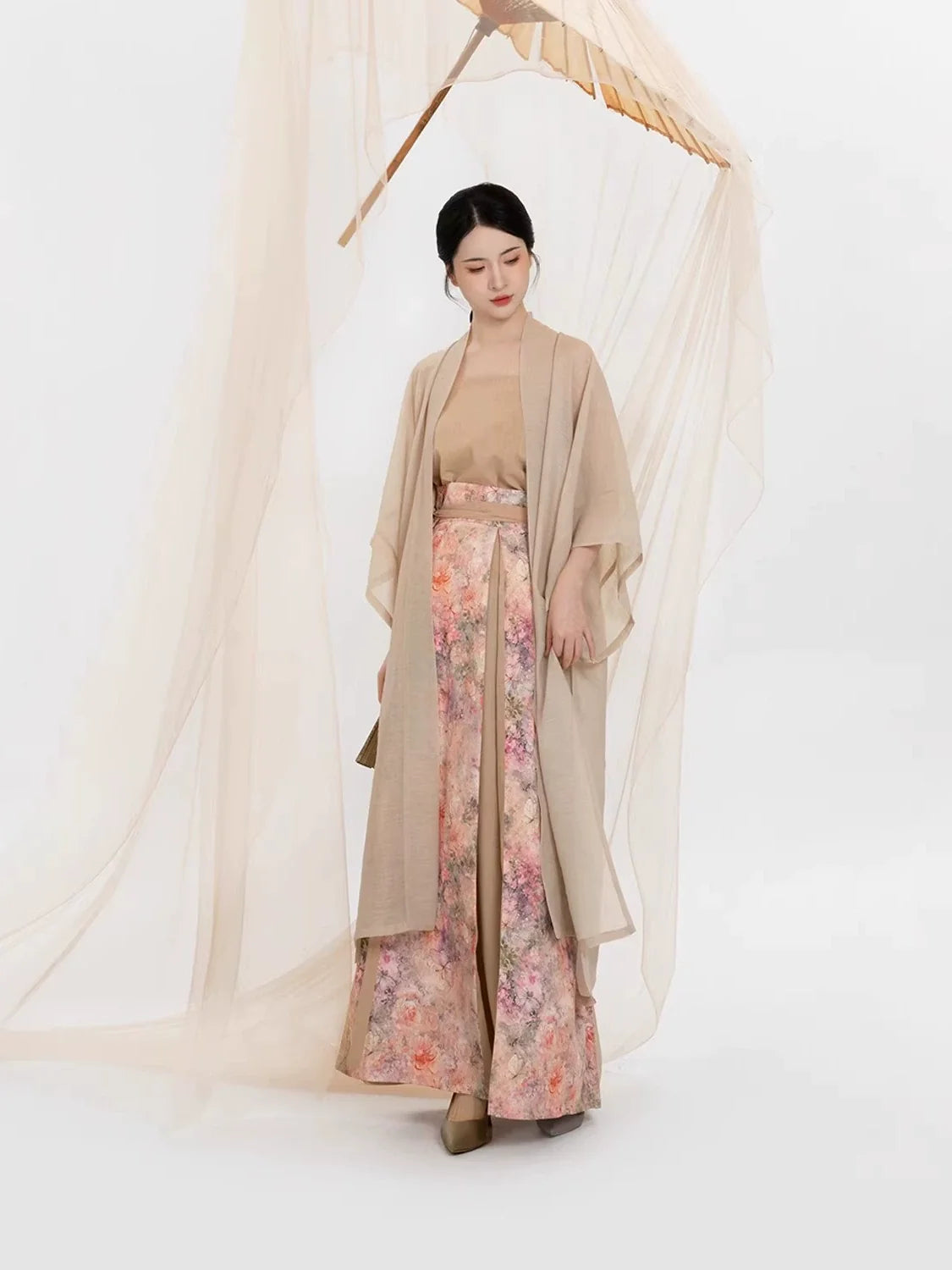 Song Dynasty Modern Hanfu Set with Changgan Temple Beizi and Three Pleat Skirt - Xuhuashi 叙花时 (Preorder)