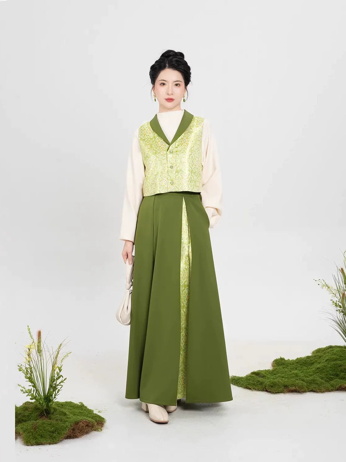 Song Dynasty Modern Hanfu Set with Majia Vest and Three Pleat Skirt - Cuiyin 翠茵 (Preorder)
