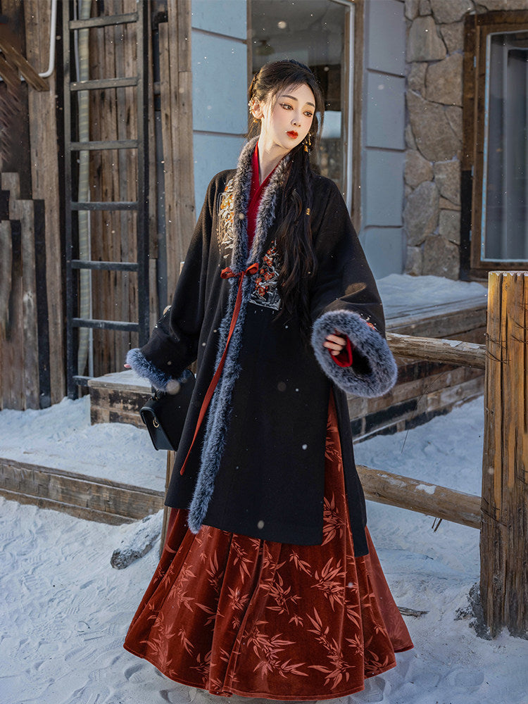 Song Dynasty Modern Hanfu Velvet Robe and Wrap Skirt - Guest Amidst the Snow 雪中客 (Preorder)
