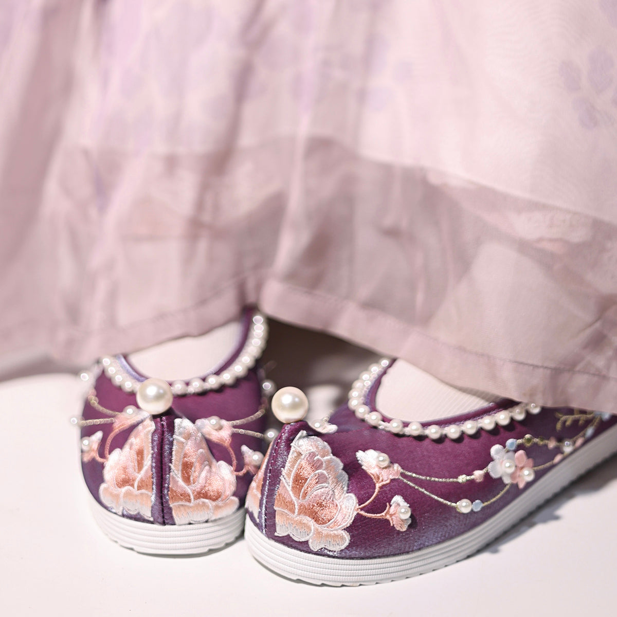 Su Yang | Embroidered Shoes (素央)