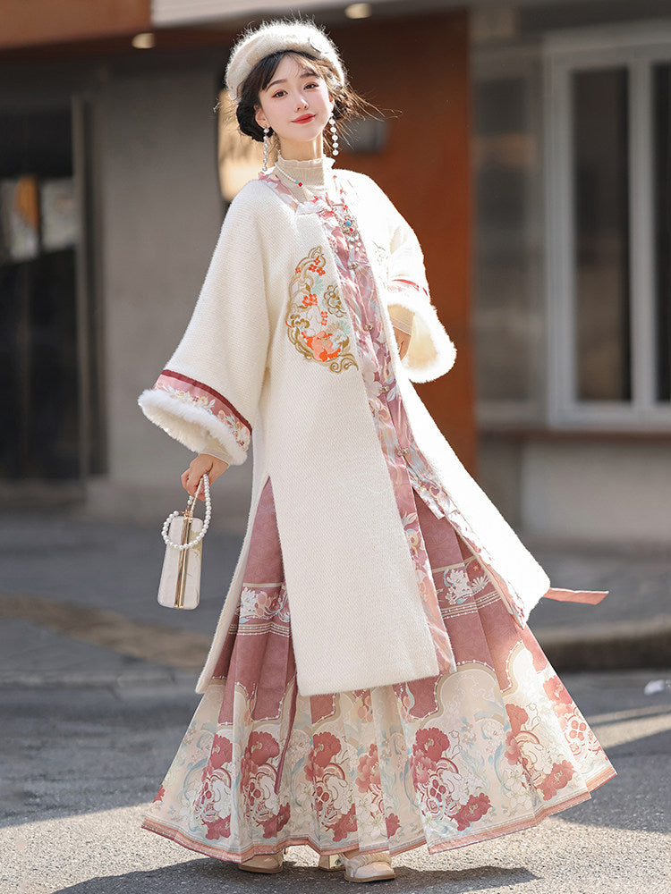 Ming Dynasty Embroidered Fleece Robe & Mamian Skirt | Velvet Flowers 花绒