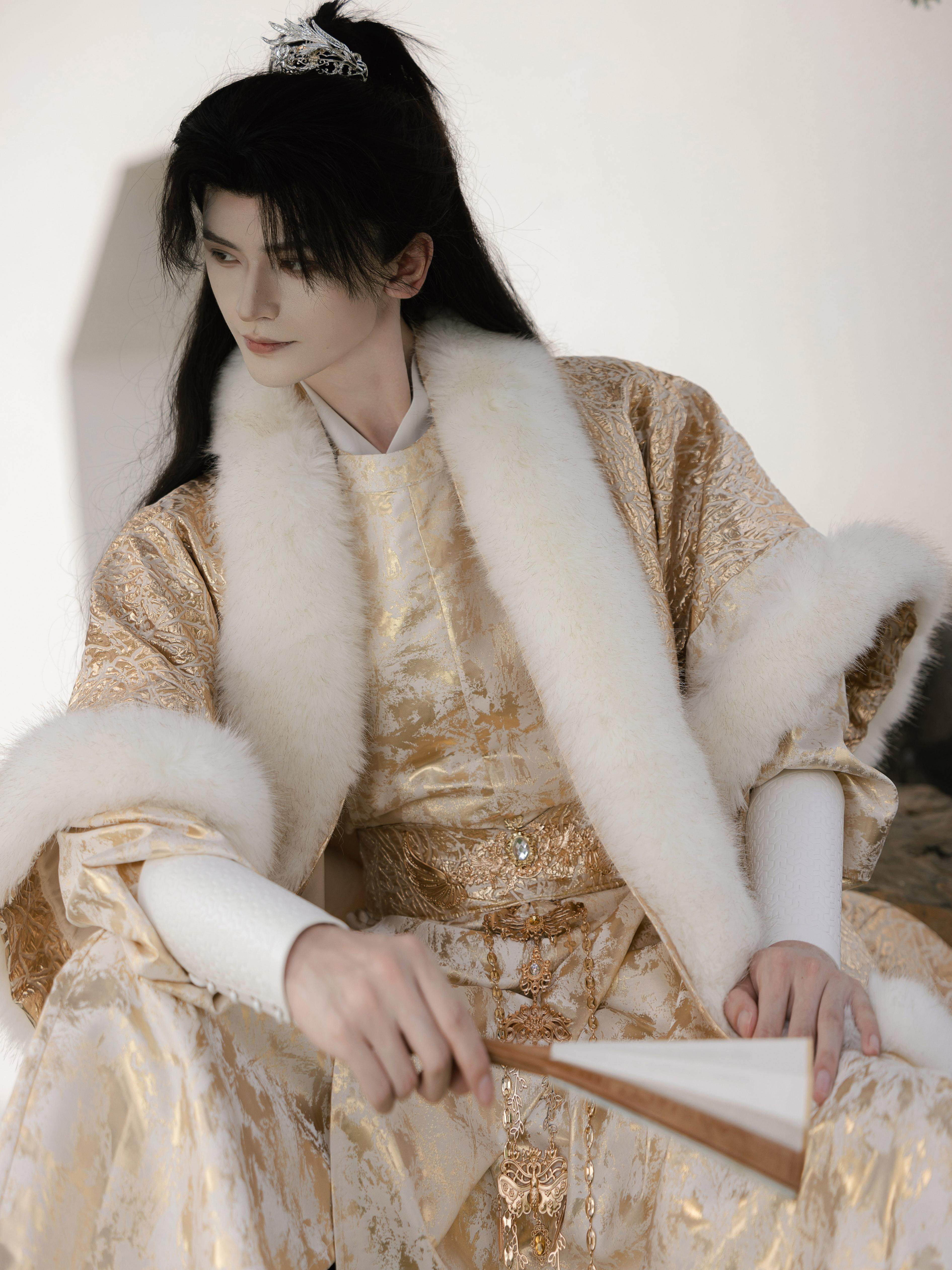 Royalty and Wealth | Tang Dynasty Round Collar Robe and Eco Faux Arctic Fox Gold Woven Fur Coat