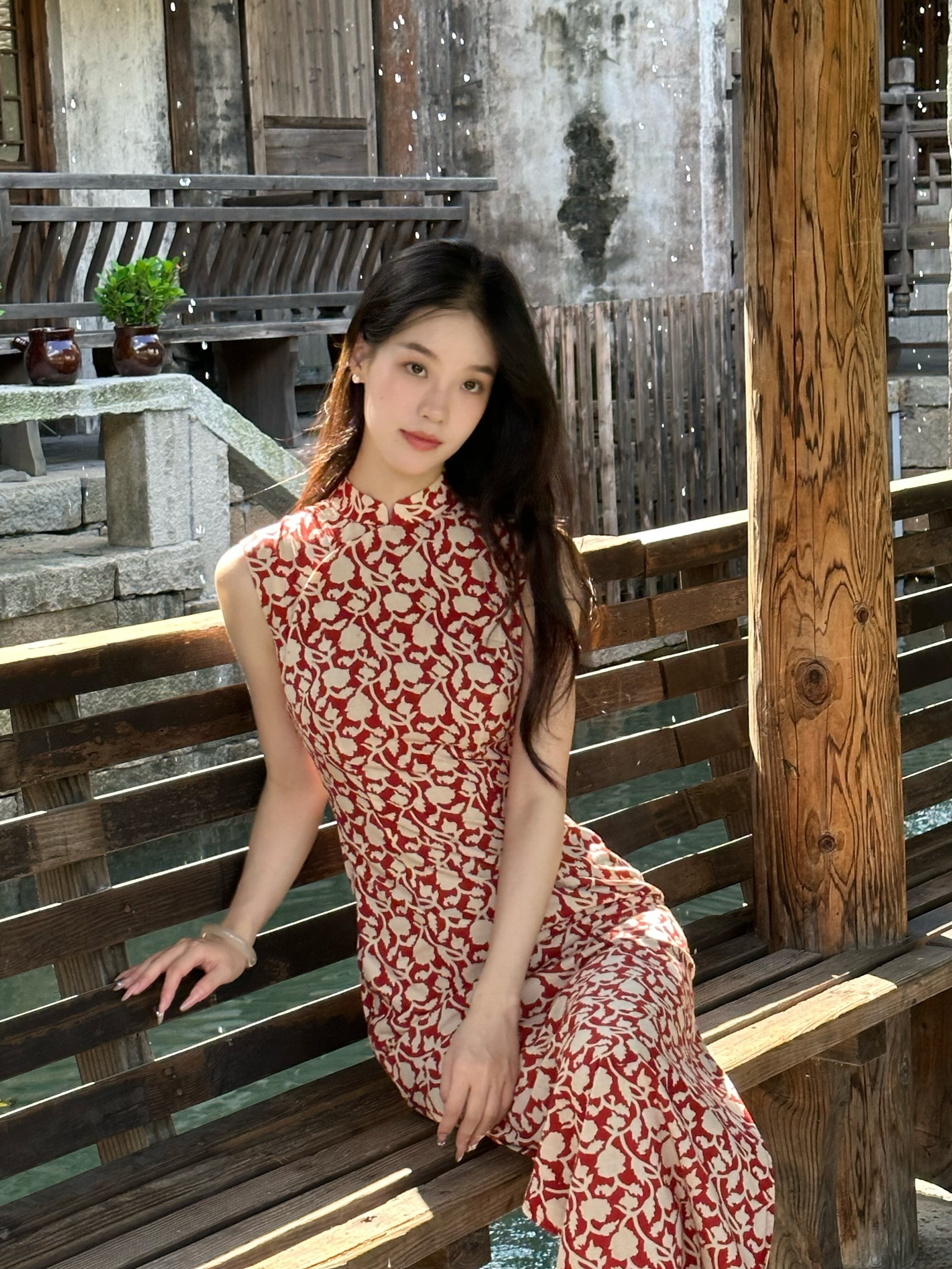 Sleeveless Retro Patterned Long Cheongsam | Autumn Lyrics