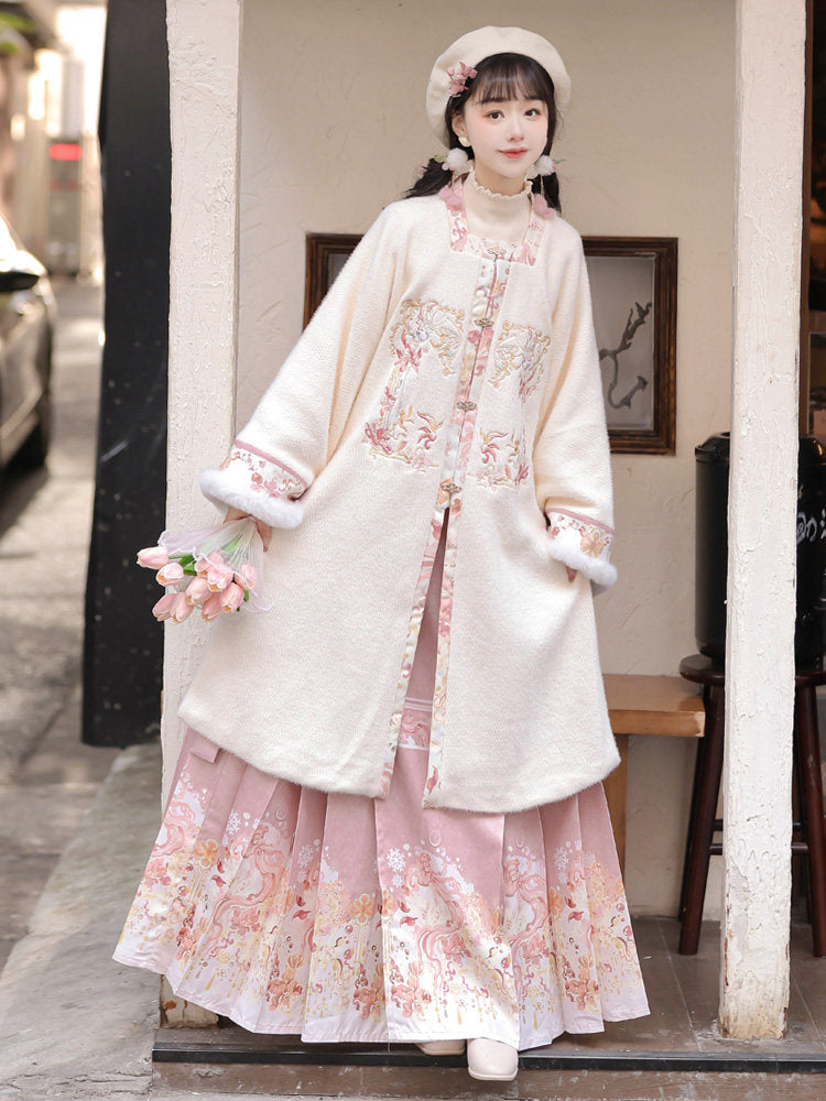 Ming Dynasty Velvet Embroidered Square Collar Cardigan with Printed Mamian Skirt | Winter Warm Sun 冬日暖阳