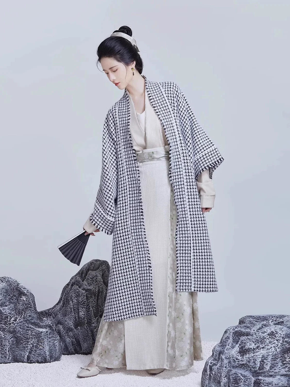Song Dynasty Modern Hanfu Set with Changgan Temple Beizi and Three Pleat Skirt - Hanjiang Snow 寒江雪 (Preorder)