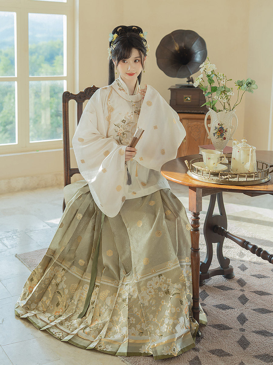 Ming Dynasty Hanfu Outfit Round Collar Top & Mamian Skirt | Fragrance in Hand 暗香执扇