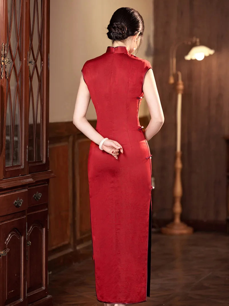 Luxury red qipao red qipao dress made of premium silk with elegant Chinese craftsmanship