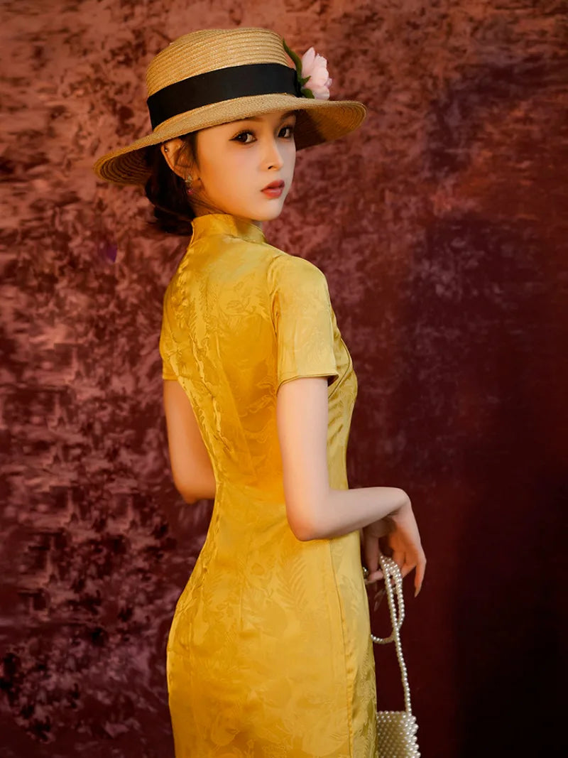 Yellow qipao dress with vintage Chinese style, elegant slim fit red qipao dress look