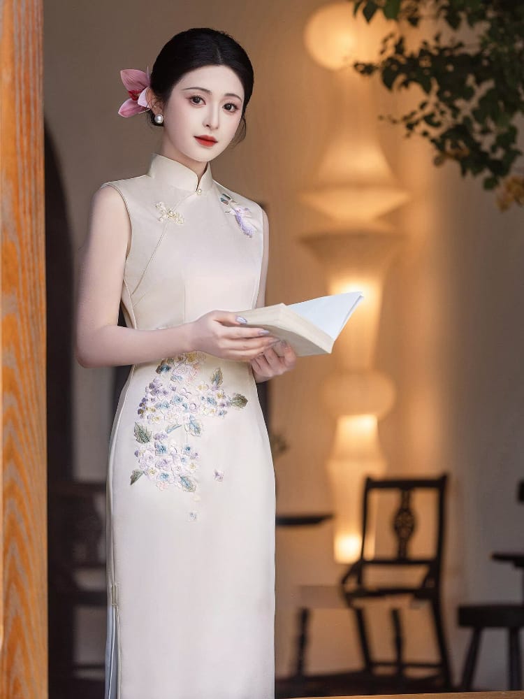 Chloe Floral Embroidery midi Cheongsam