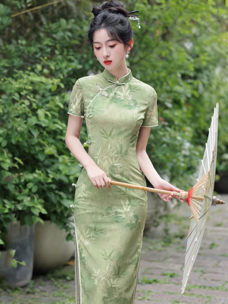 Fresh green Chinese dress qipao long cheongsam with slim-fit vintage style and elegant daily wear for young women