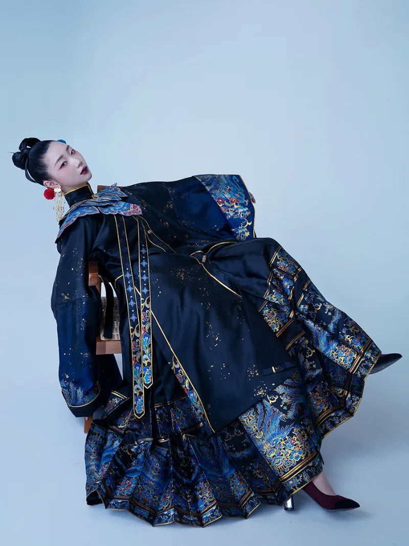 Ming Dynasty clothing stand-collar robe with cloud-shoulder design and woven gold Mamian skirt
