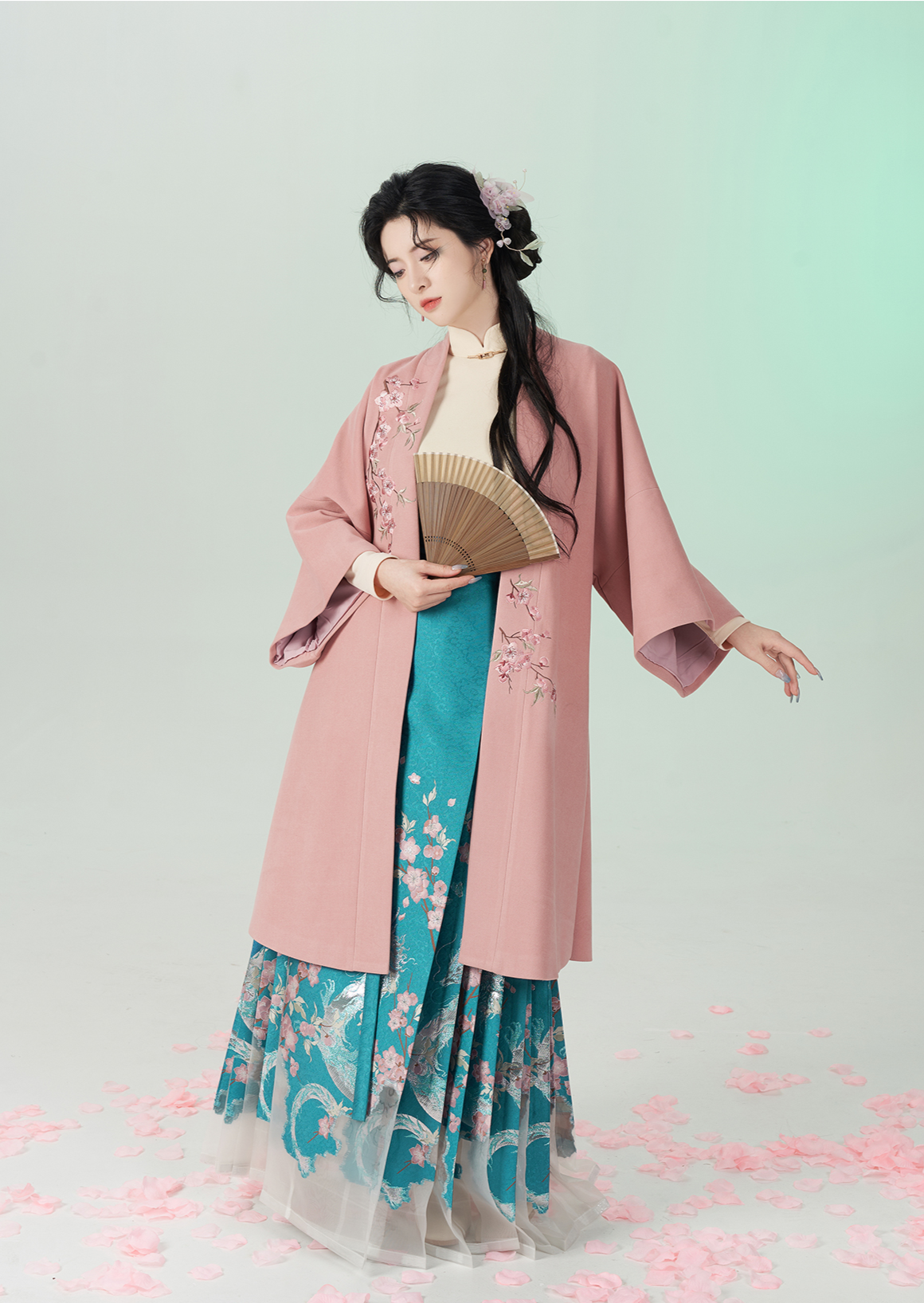 Snow Awaits Spring | Modern 3-Pieces Set (蕴雪待春)