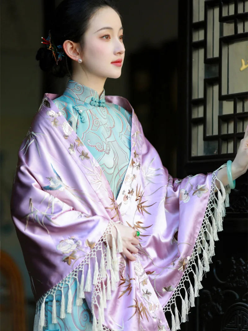 Elegant loose cheongsam with Art Deco pattern and relaxed vintage silhouette