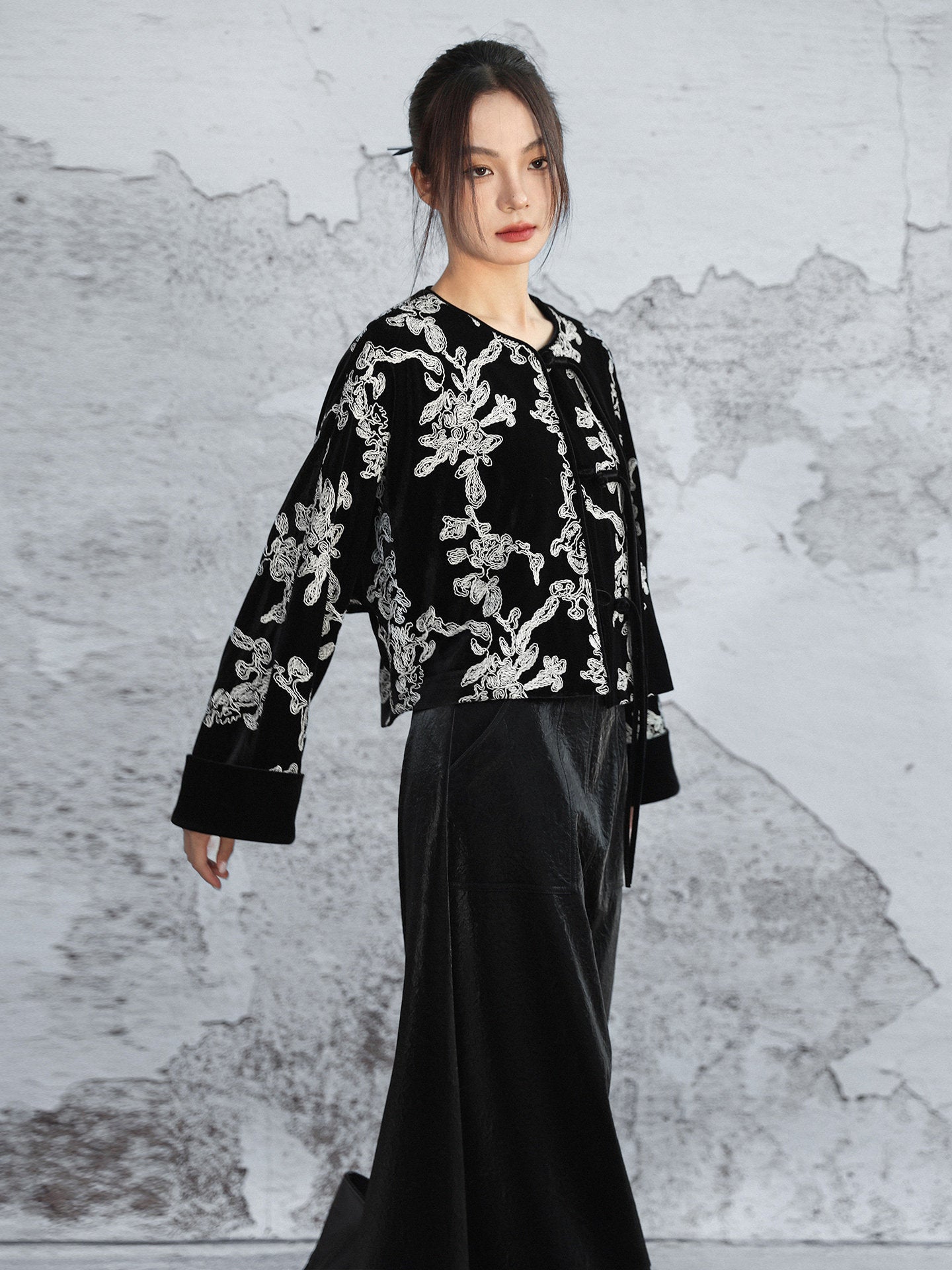 New Chinese Style Contrast Embroidered Velvet Short Jacket