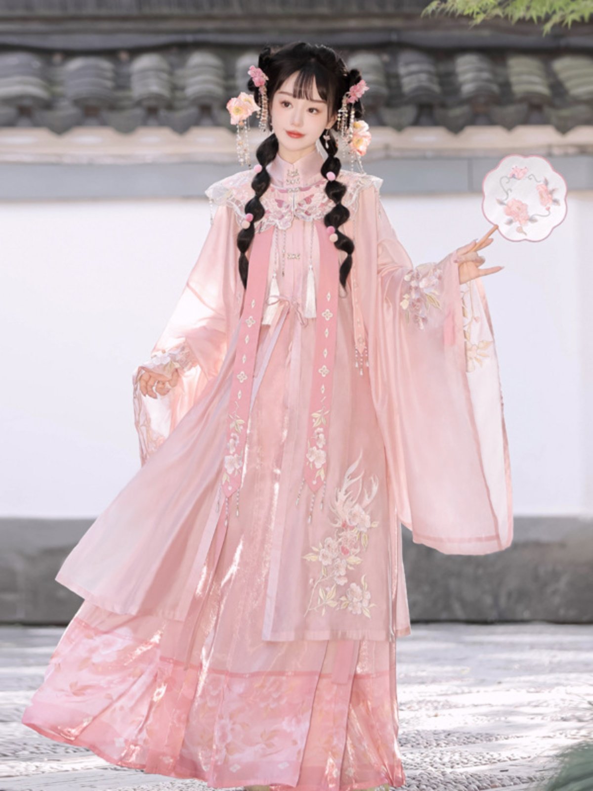 Ming Dynasty Hanfu Set with Cloud Collar & Mamian Skirt｜Koi Spirit 锦鲤仙