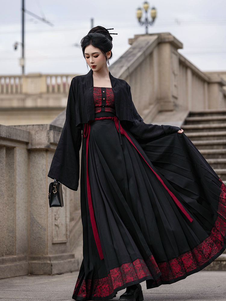 Chinese Bustier & Mamian Skirt Outfit | Rose Bud 夜色红蕾