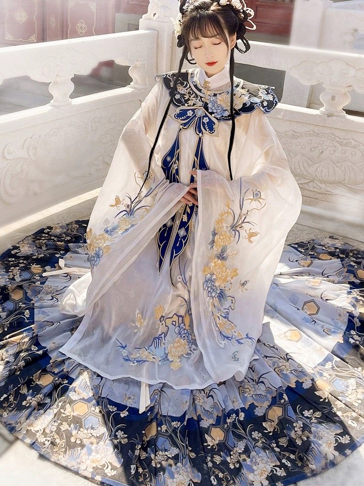 Ming Dynasty Hanfu Set with Robe & Mamian Skirt | Yurui 沧溟玉蕊
