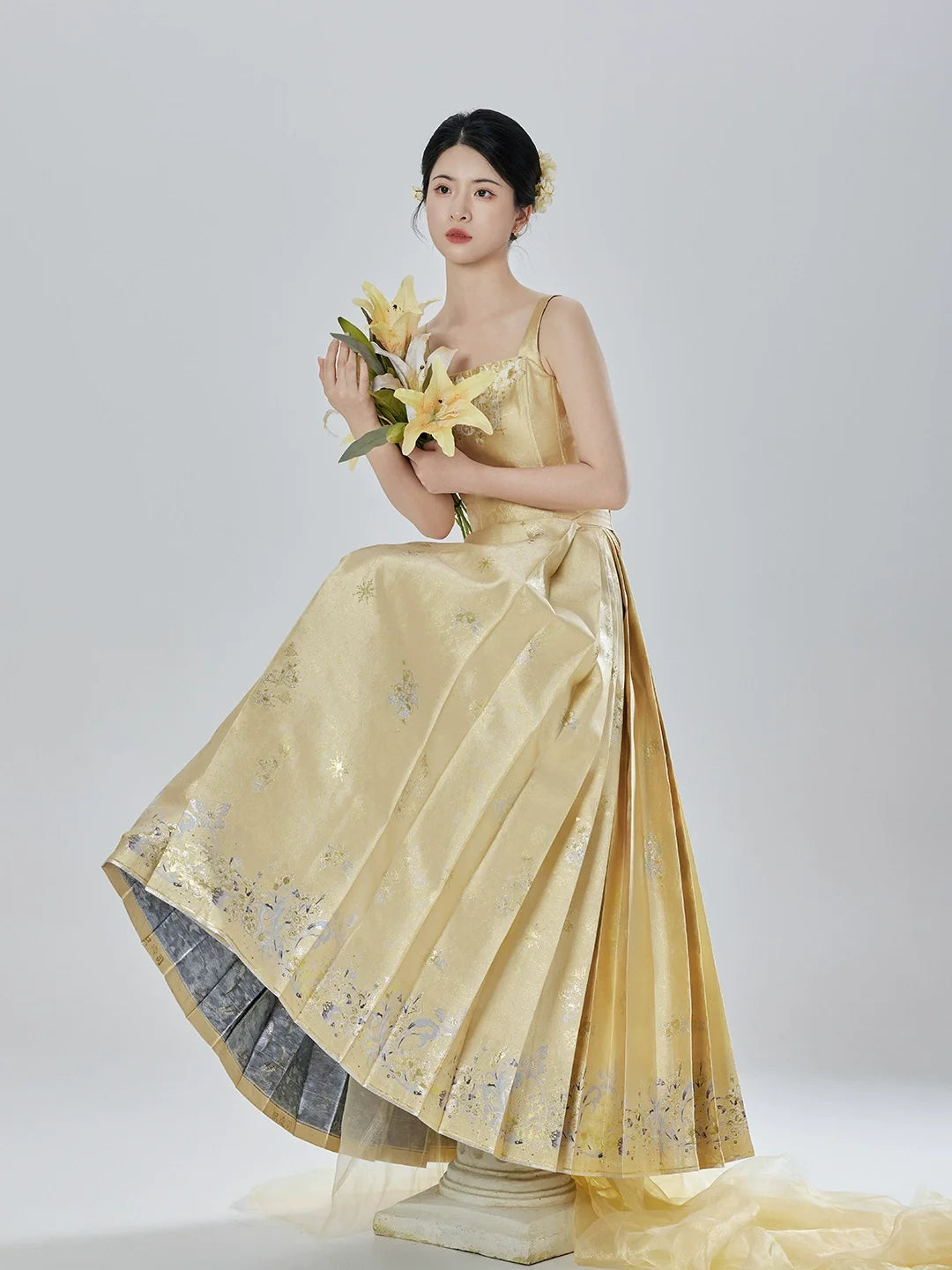 Ming Dynasty Modern Hanfu Bustier and Mamianqun Set - Thousand Golden Lily 千金百合