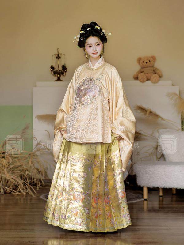 Ming Dynasty Thousand Golden Rays Mamian Skirt Set | Light and Moonfall 榴光月落