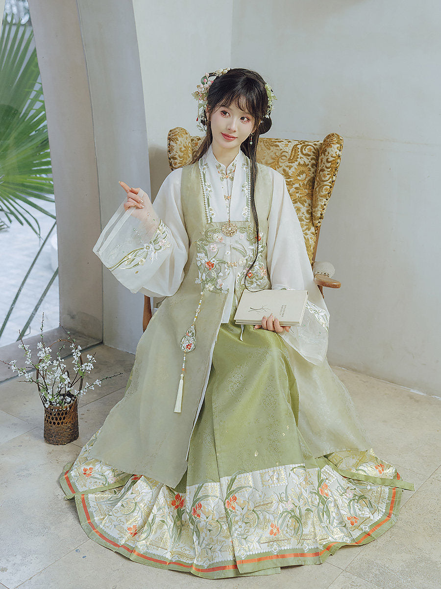 Ming Dynasty Spring Hanfu Outfit with Robe & Mamian Skirt | Spring Returns 踏春归