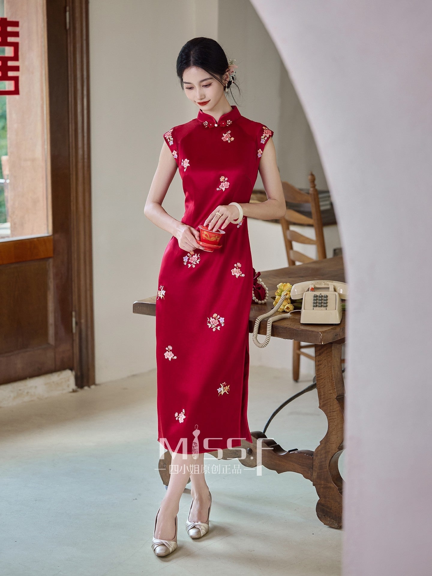 Chinese Wedding Engagement & Tea Ceremony Sleeveless Cheongsam | Jinseliangyuan