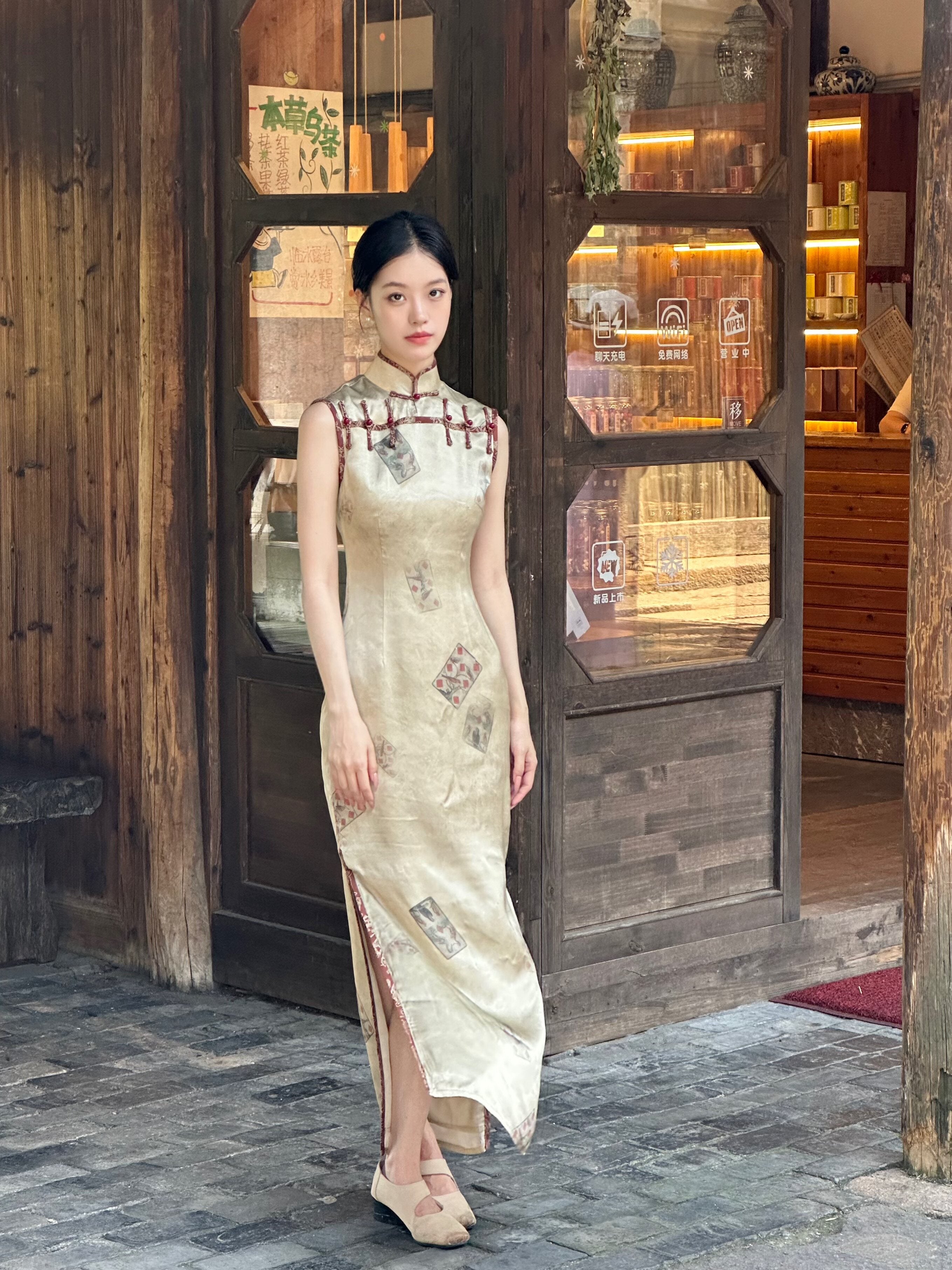 Sleeveless Satin Long Cheongsam | Xunxun