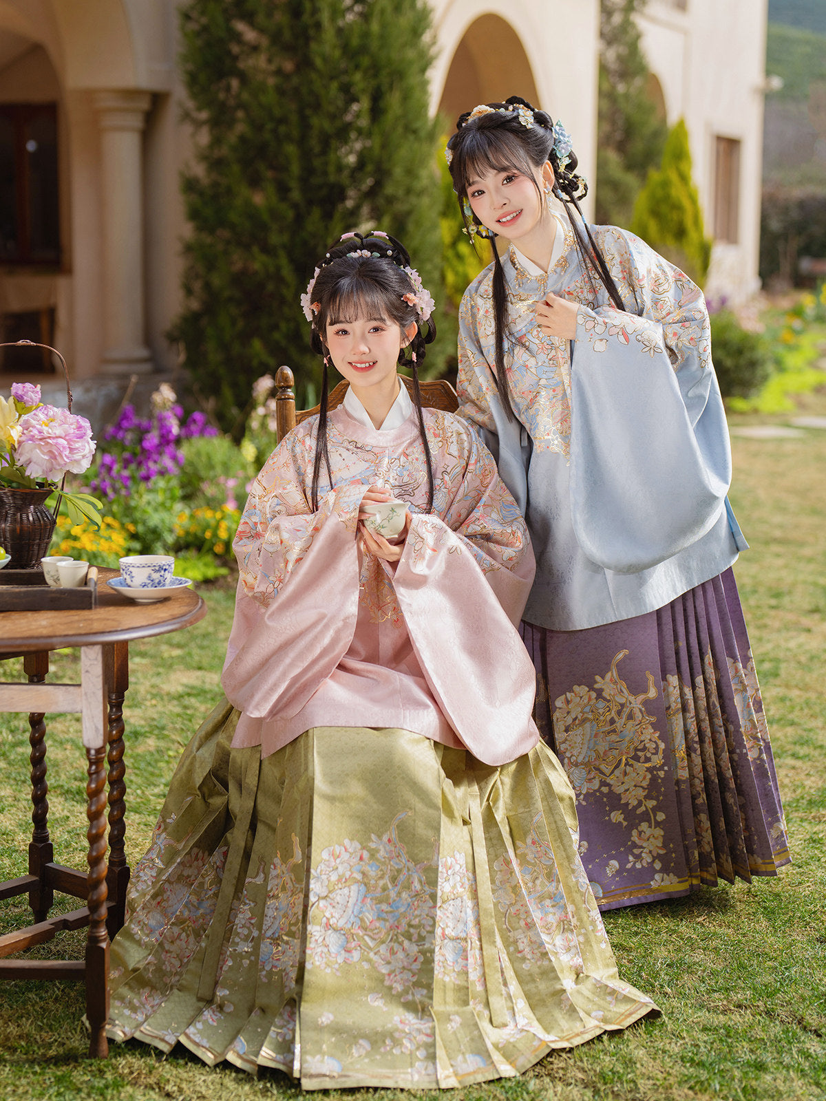 Ming Dynasty Round Collar Pipa Sleeve Top & Mamian Skirt | Melodies 棠织金音