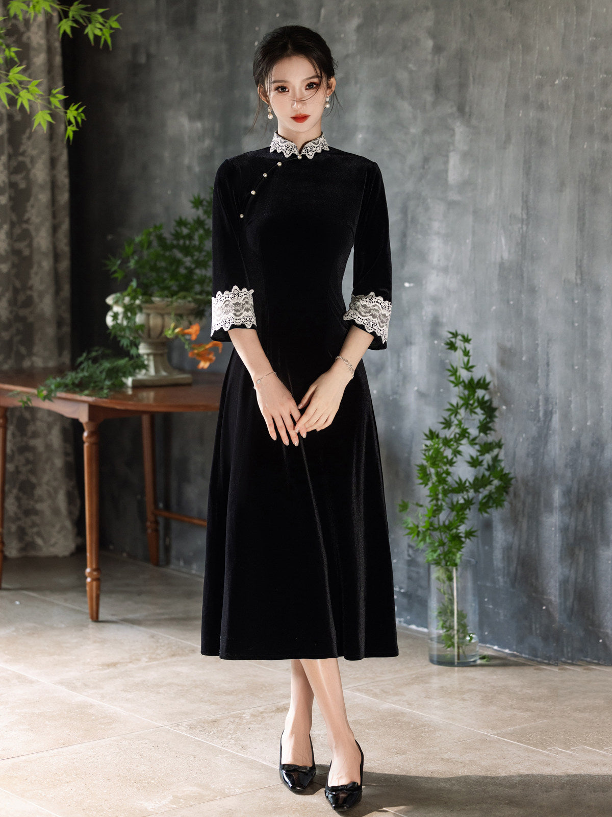 Mid Sleeve A Line Lace Cheongsam | Onyx