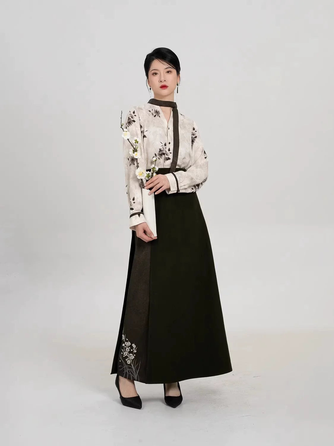 Song Dynasty Modern Hanfu Set with Long Sleeve Top and Spiral Skirt - Fumei 赋梅 (Preorder)