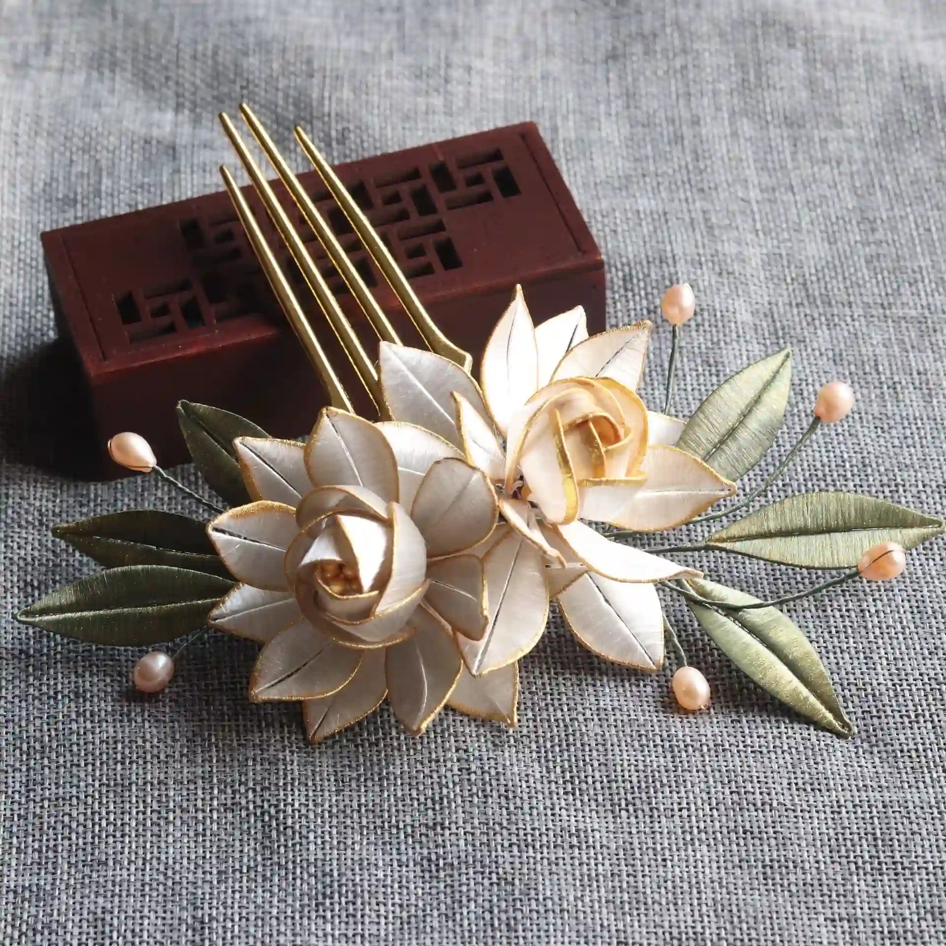 Oriental  'Chan Hua'  Thread Wrapping Flowers Hair Comb