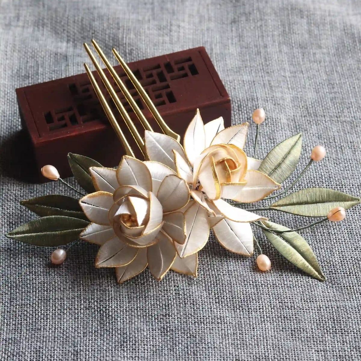 Oriental  'Chan Hua'  Thread Wrapping Flowers Hair Comb