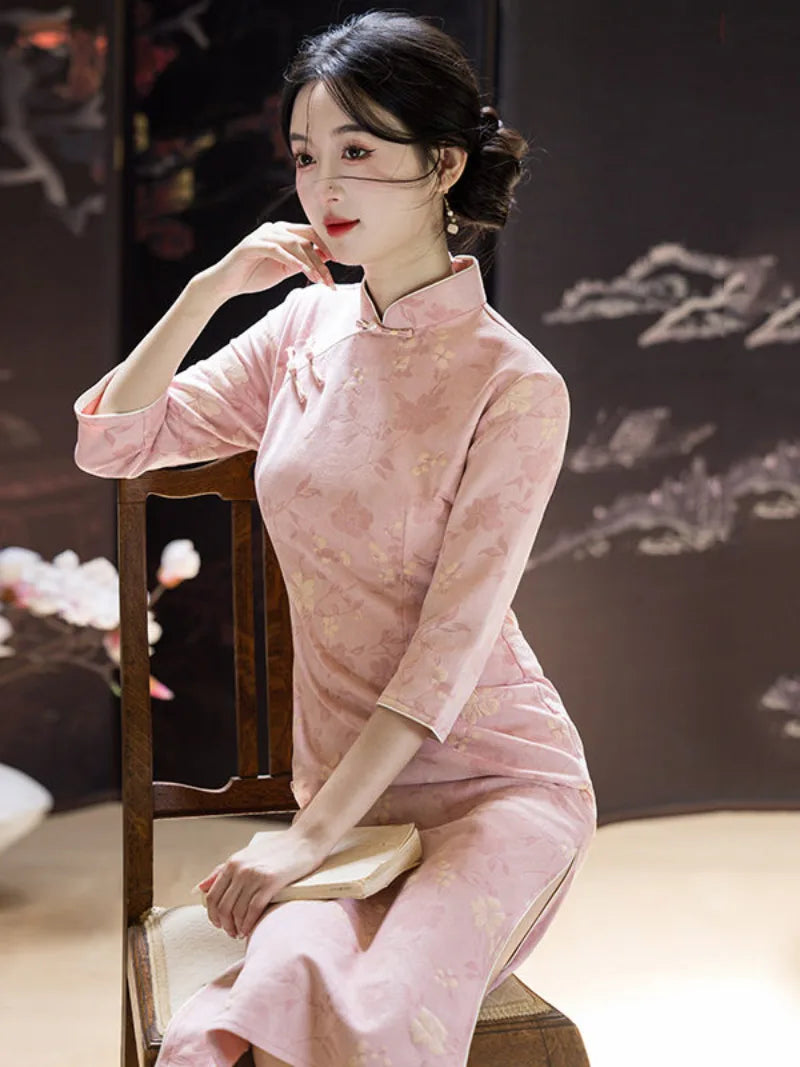 Pink cheongsam dress with long sleeves, slim waist design, elegant Chinese style qipao