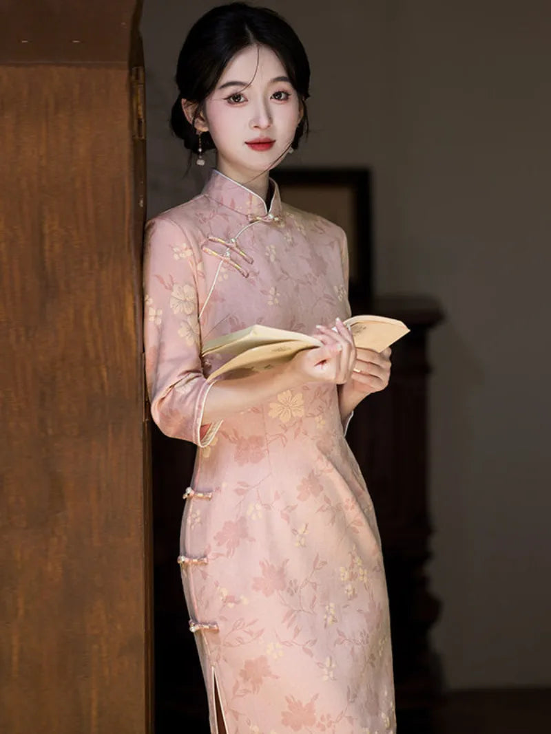 Pink cheongsam dress with long sleeves, slim waist design, elegant Chinese style qipao