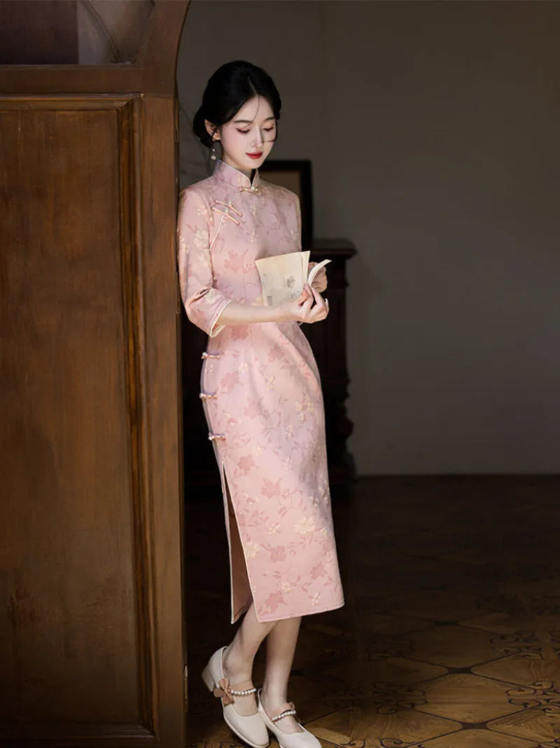 Pink cheongsam dress with long sleeves, slim waist design, elegant Chinese style qipao