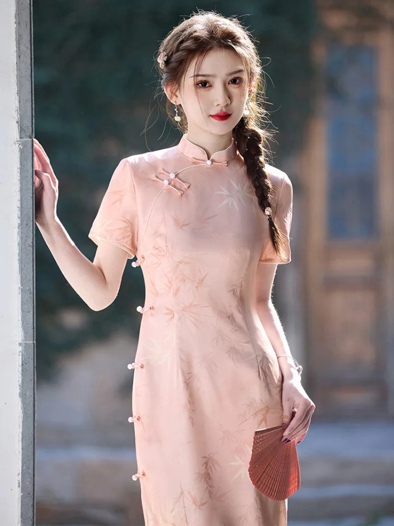 Pink qiapo dress with slim fit waistline and elegant slit for summer wear