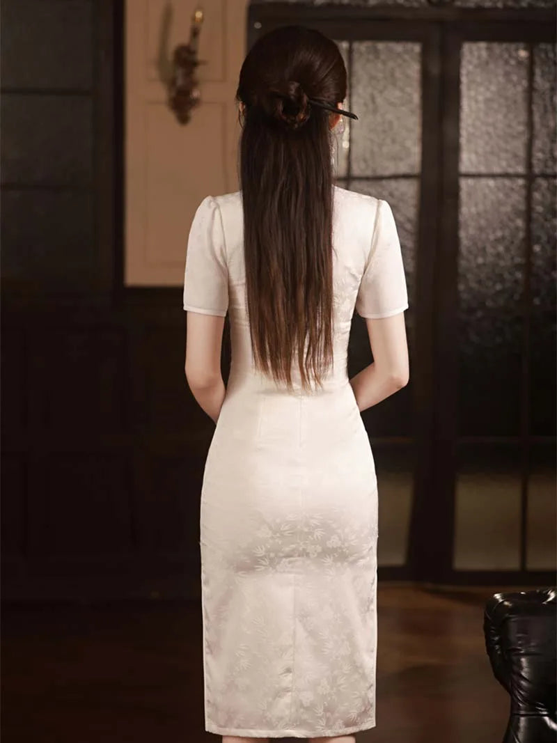 Red qipao traditional Chinese wedding dress for bride, elegant gown for engagement and wedding ceremonies