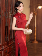 Luxury red qipao red qipao dress made of premium silk with elegant Chinese craftsmanship