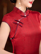 Luxury red qipao red qipao dress made of premium silk with elegant Chinese craftsmanship