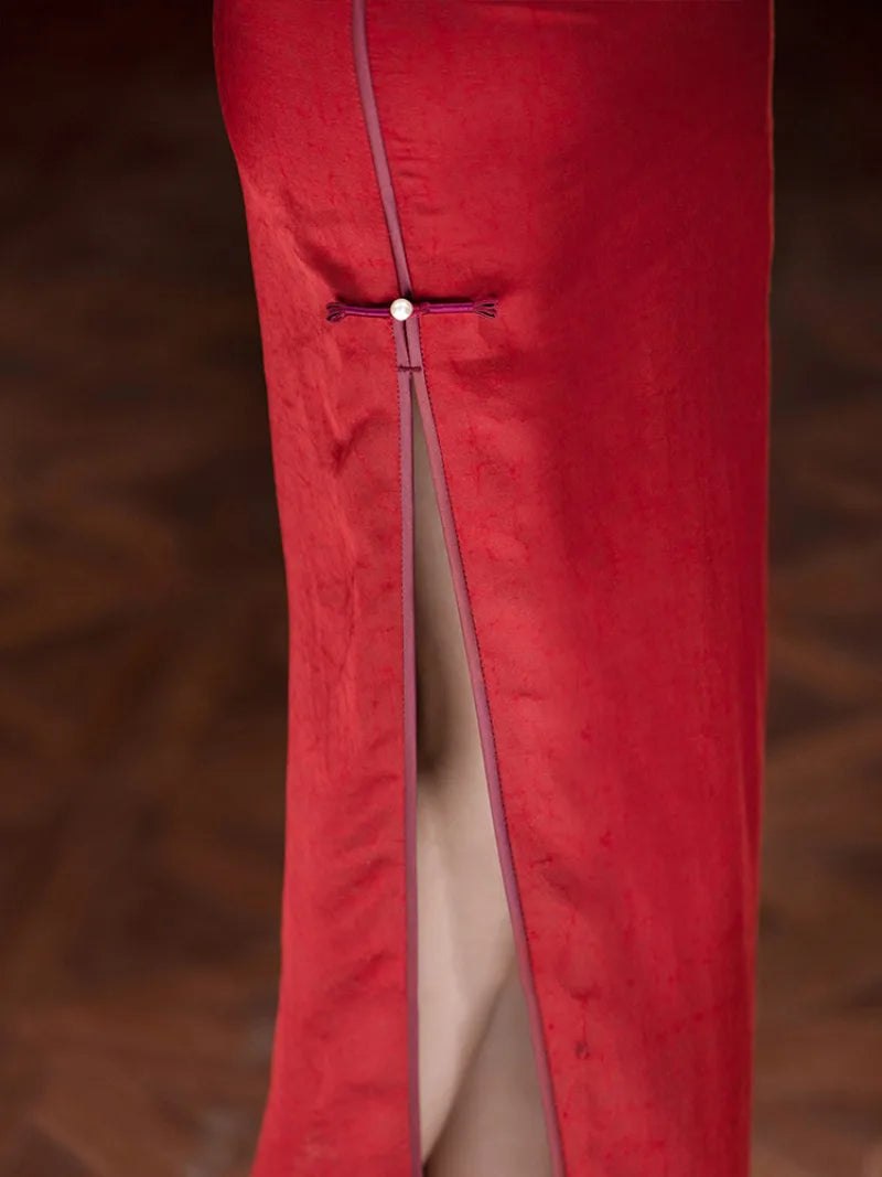 Luxury red qipao red qipao dress made of premium silk with elegant Chinese craftsmanship