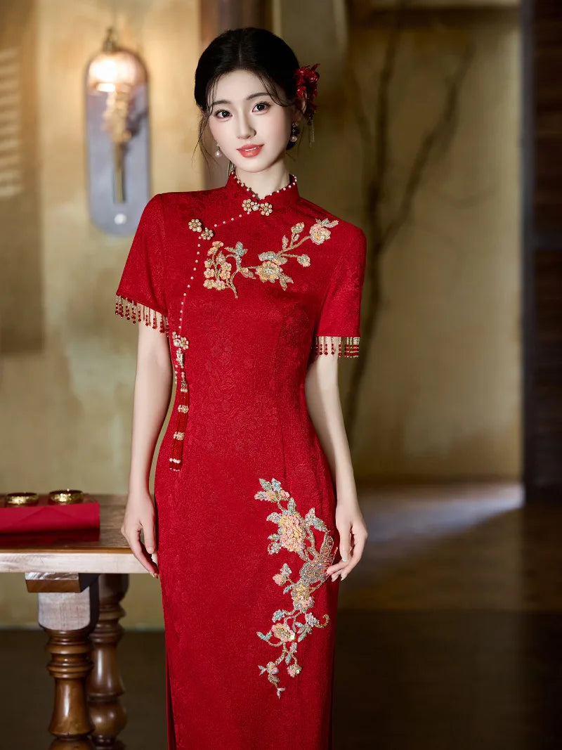 Red qipao dress bridal toast gown with elegant embroidery and slim waist design