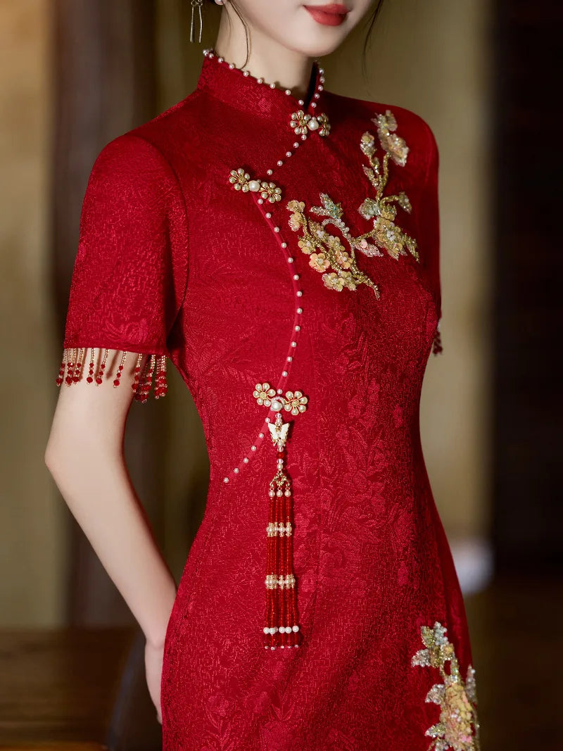 Red qipao dress bridal toast gown with elegant embroidery and slim waist design