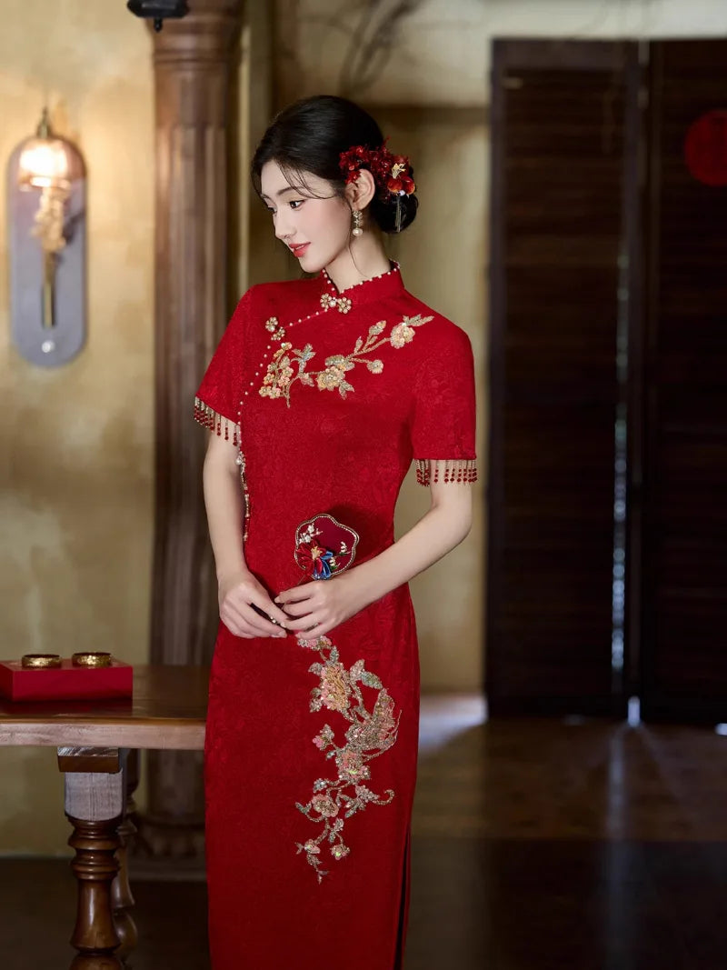 Red qipao dress bridal toast gown with elegant embroidery and slim waist design