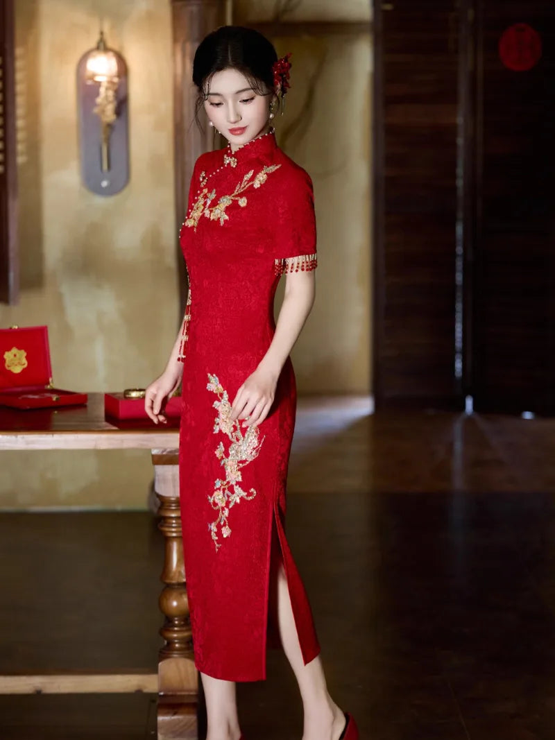 Red qipao dress bridal toast gown with elegant embroidery and slim waist design