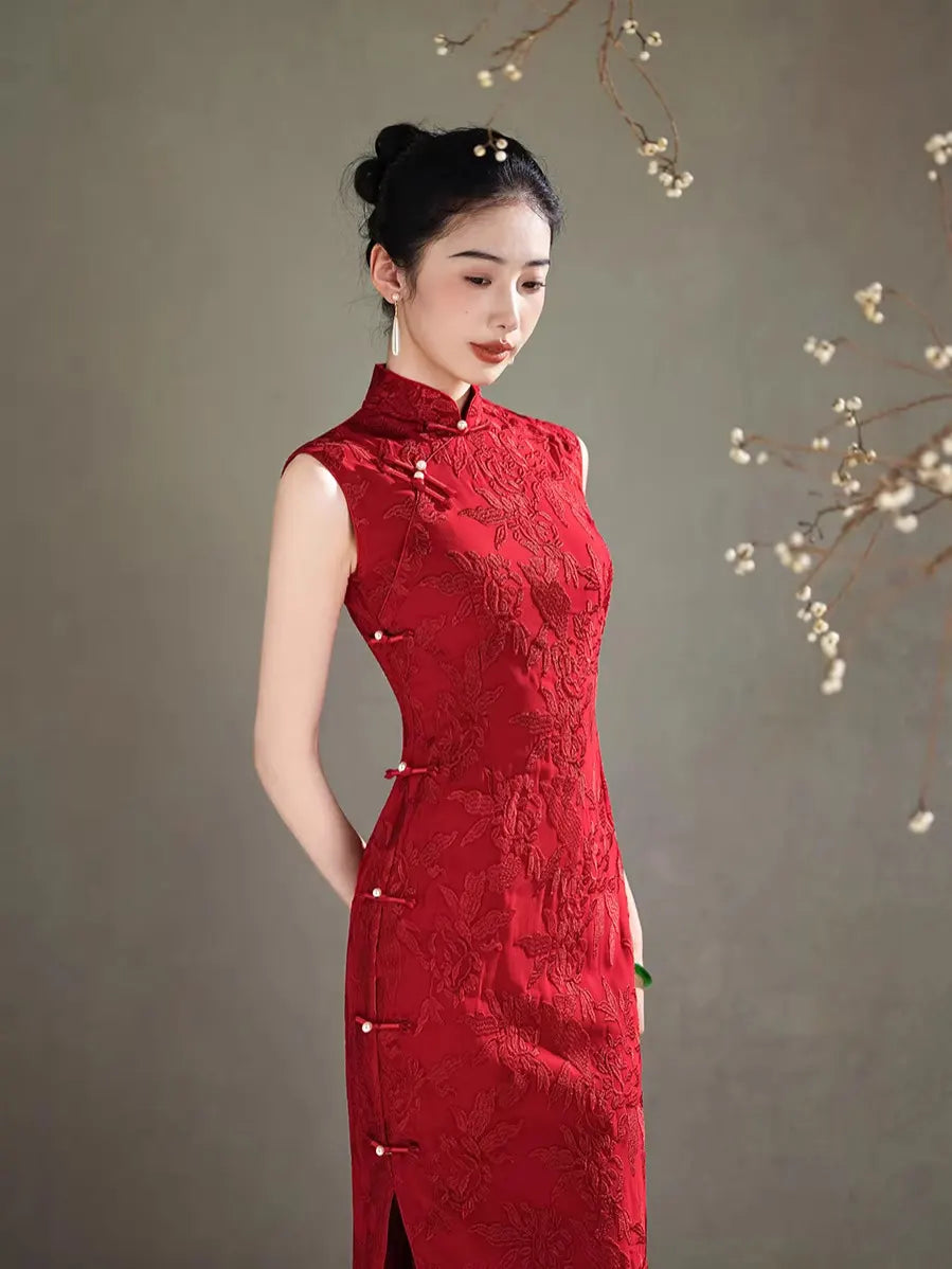 Red Floral Embroidery Sleeveless Qipao