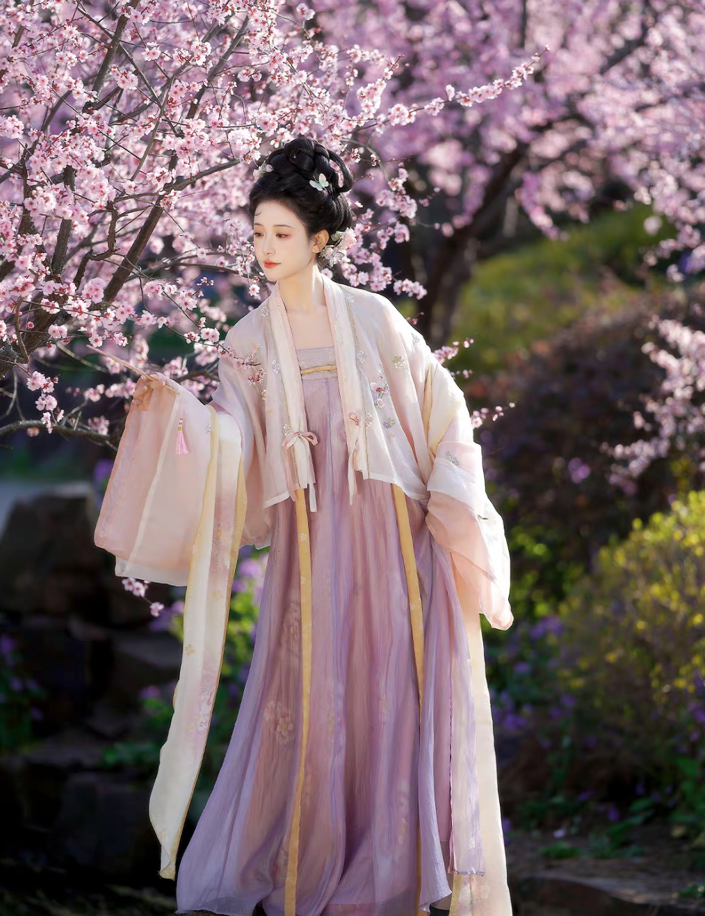 Hundred Flowers Scroll | Tang Dynasty Hanfu Set with Famen Temple Shawl and Nine Panel Qixiong Skirt