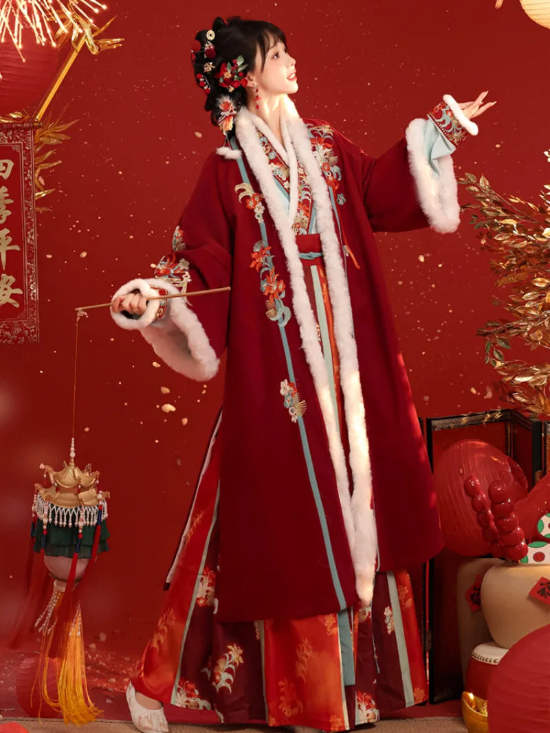 Song dynasty hanfu winter outfit with fur collar embroidery and pleated skirt