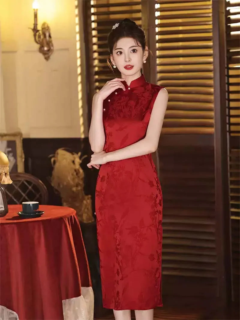 Elegant red sleeveless wedding qipao cheongsam dress for bride engagement and tea ceremony