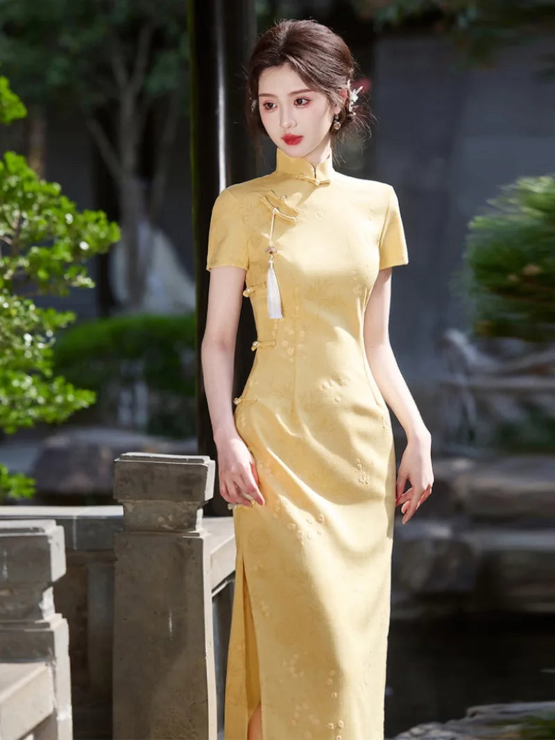 Yellow Cheongsam Dress with slim fit and elegant modern Chinese style