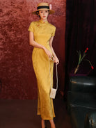 Yellow qipao dress with vintage Chinese style, elegant slim fit red qipao dress look