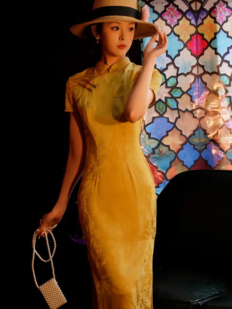Yellow qipao dress with vintage Chinese style, elegant slim fit red qipao dress look
